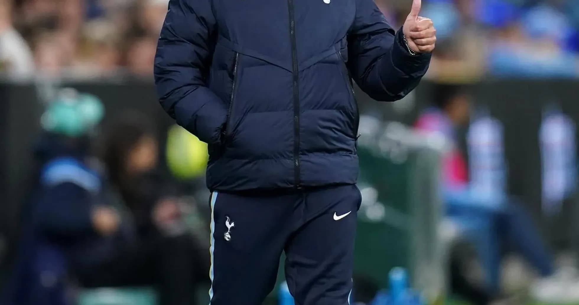 Entraîneur de Tottenham sur le bord du terrain Entraîneur de Tottenham sur le bord du terrain