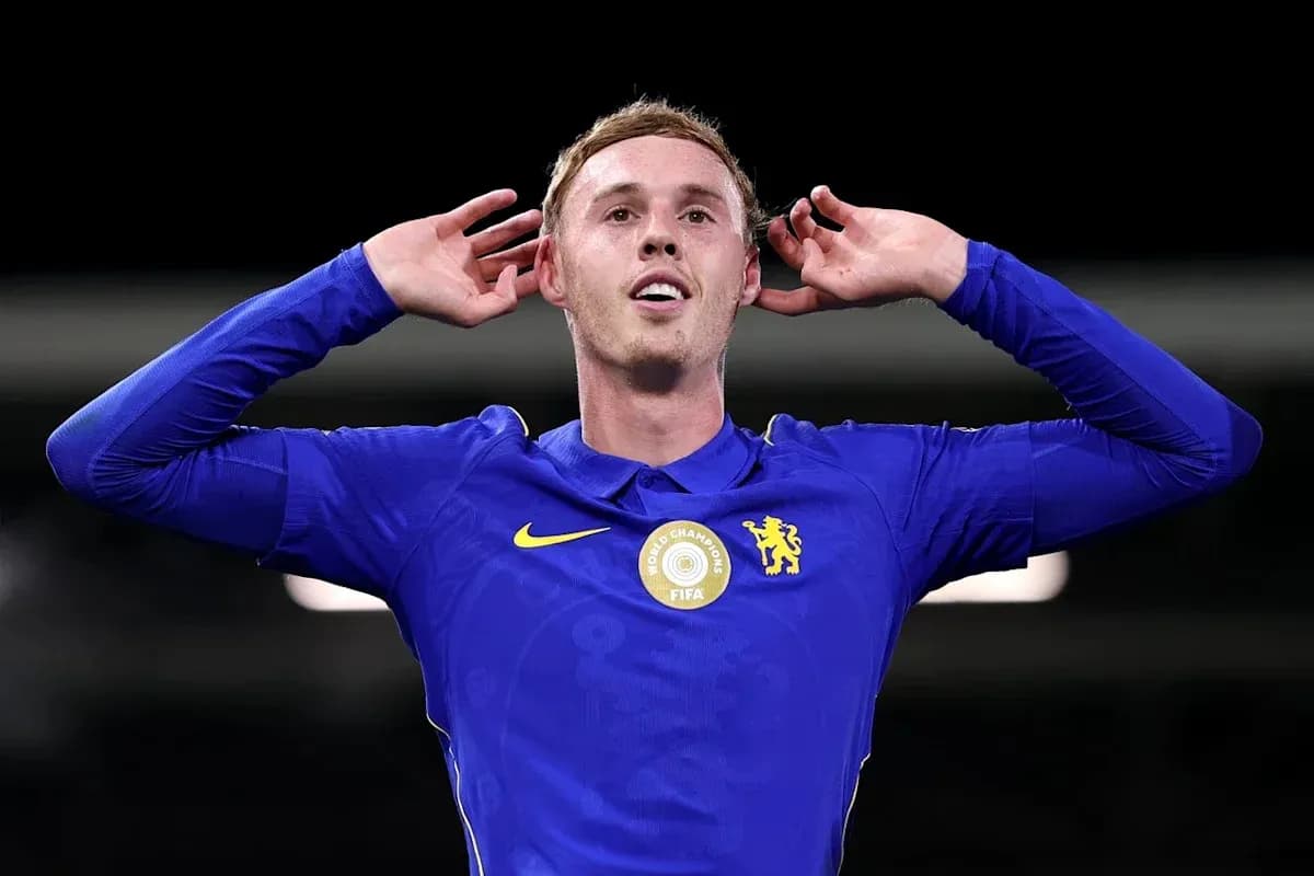 Joueur de Chelsea célébrant avec les mains aux oreilles Joueur de Chelsea célébrant avec les mains aux oreilles