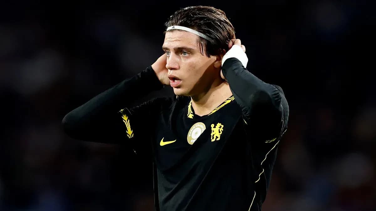 Joueur tenant sa tête en maillot noir de Chelsea Joueur tenant sa tête en maillot noir de Chelsea