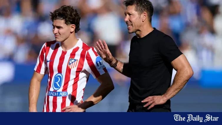Entraîneur discutant avec un joueur d'Atlético Madrid Entraîneur discutant avec un joueur d'Atlético Madrid