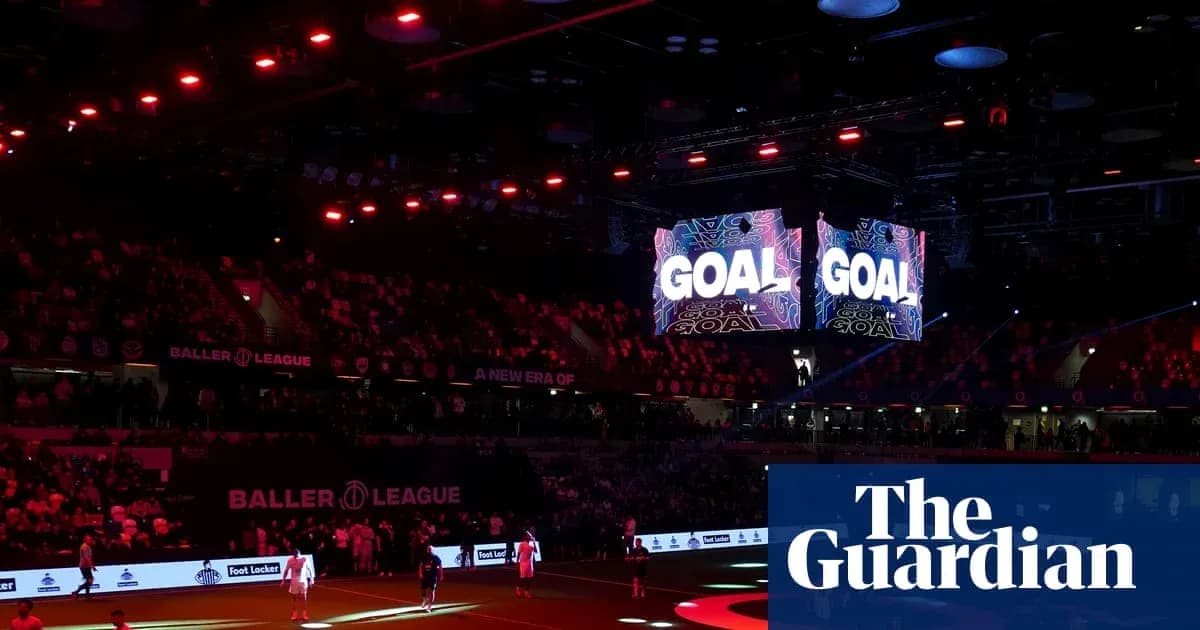 Écran affichant 'GOAL' dans un stade rempli Écran affichant 'GOAL' dans un stade rempli
