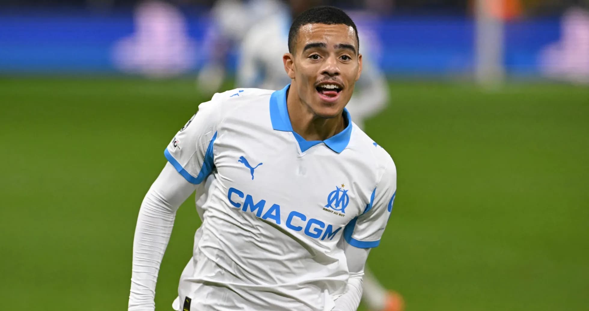 Joueur de l'OM célébrant un but sur le terrain Joueur de l'OM célébrant un but sur le terrain