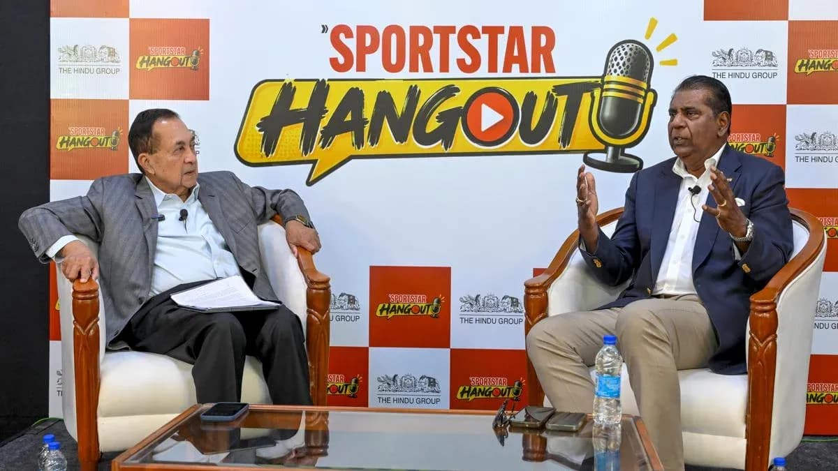 Deux personnes discutant lors de l'événement Sportstar Hangout Deux personnes discutant lors de l'événement Sportstar Hangout