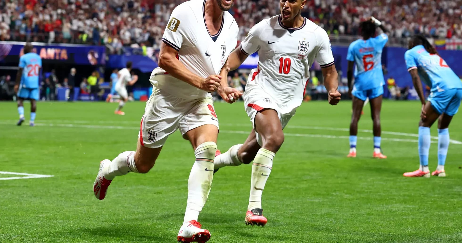 Joueurs anglais célébrant un but au match Joueurs anglais célébrant un but au match