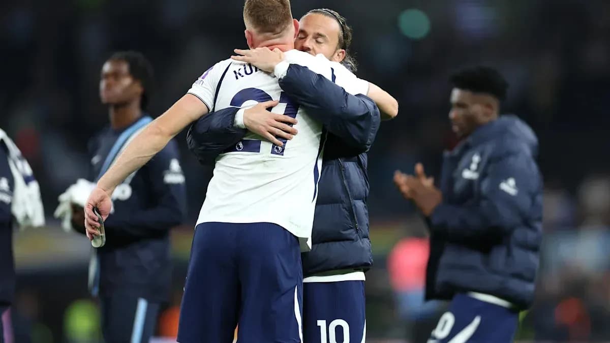 Joueurs de Tottenham s'étreignant après le match Joueurs de Tottenham s'étreignant après le match