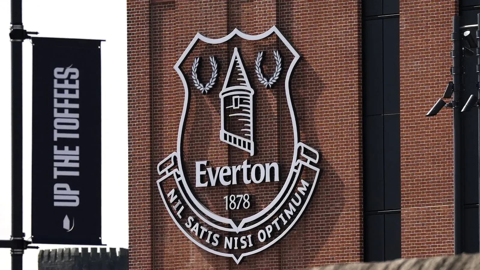 Logo d'Everton sur un mur en briques Logo d'Everton sur un mur en briques