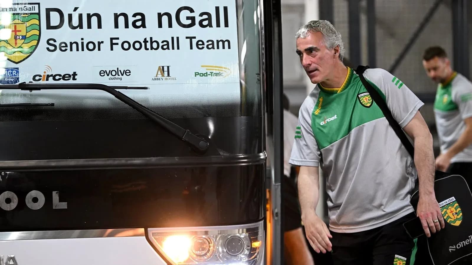 Entraîneur de Dún na nGall sortant d'un bus Entraîneur de Dún na nGall sortant d'un bus