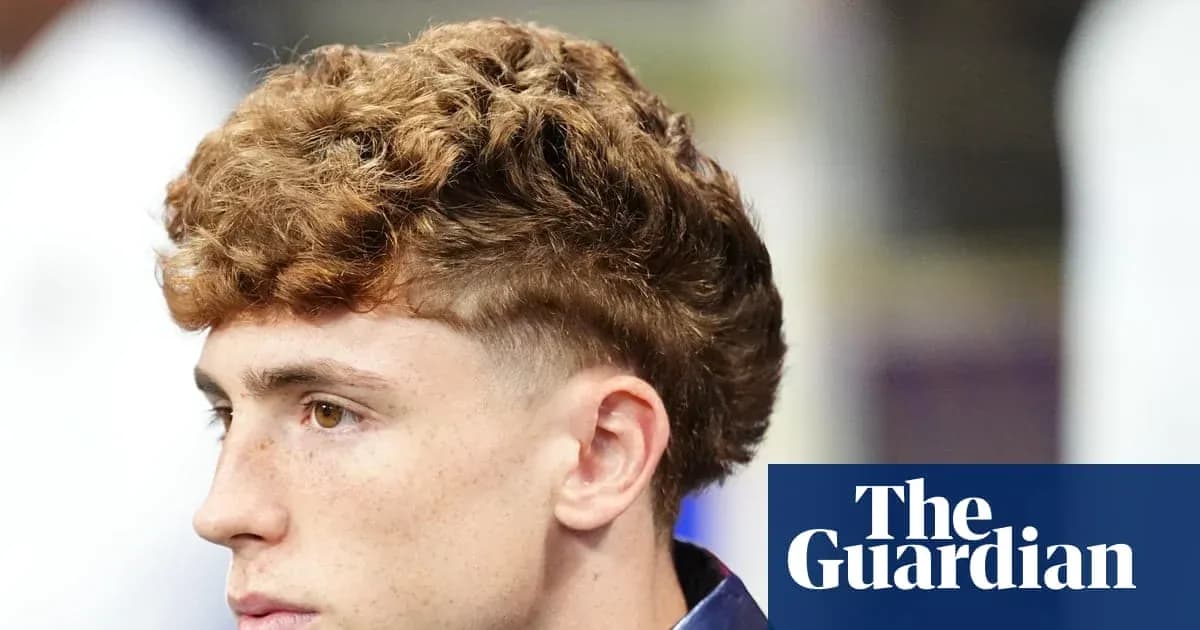 Jeune homme avec des cheveux bouclés et courts Jeune homme avec des cheveux bouclés et courts