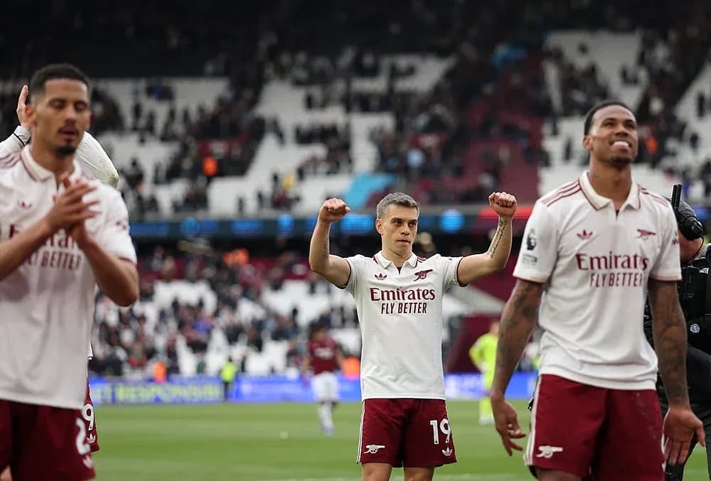 Joueurs d'Arsenal célébrant une victoire Joueurs d'Arsenal célébrant une victoire