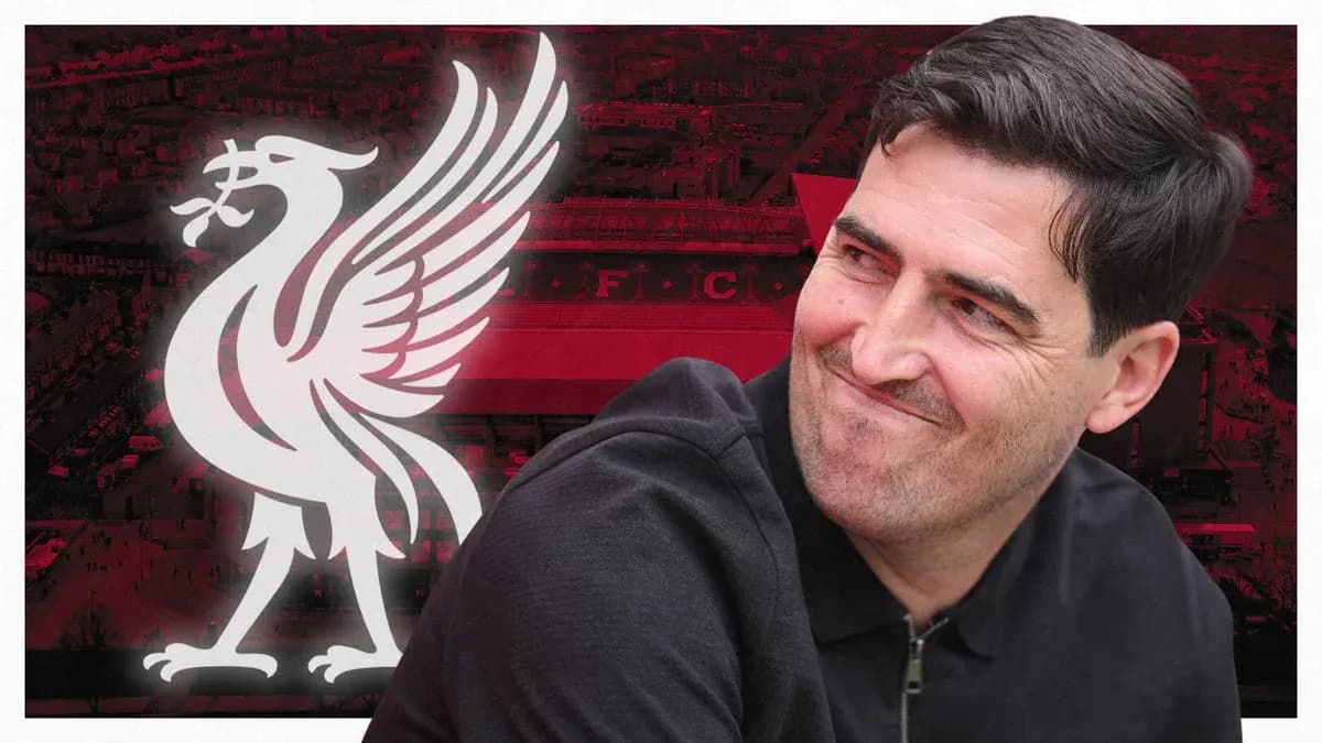 Homme souriant devant le logo de Liverpool FC Homme souriant devant le logo de Liverpool FC