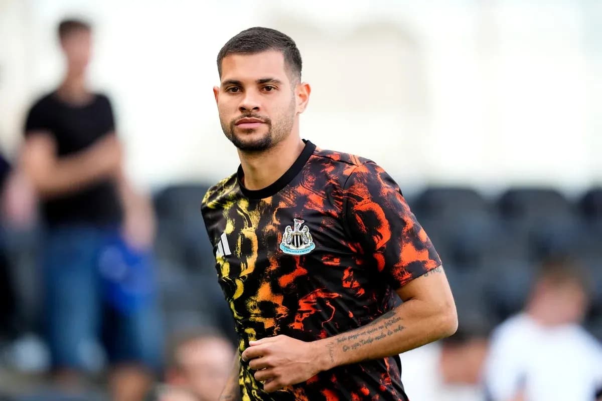 Joueur de Newcastle en tenue d'entraînement colorée Joueur de Newcastle en tenue d'entraînement colorée