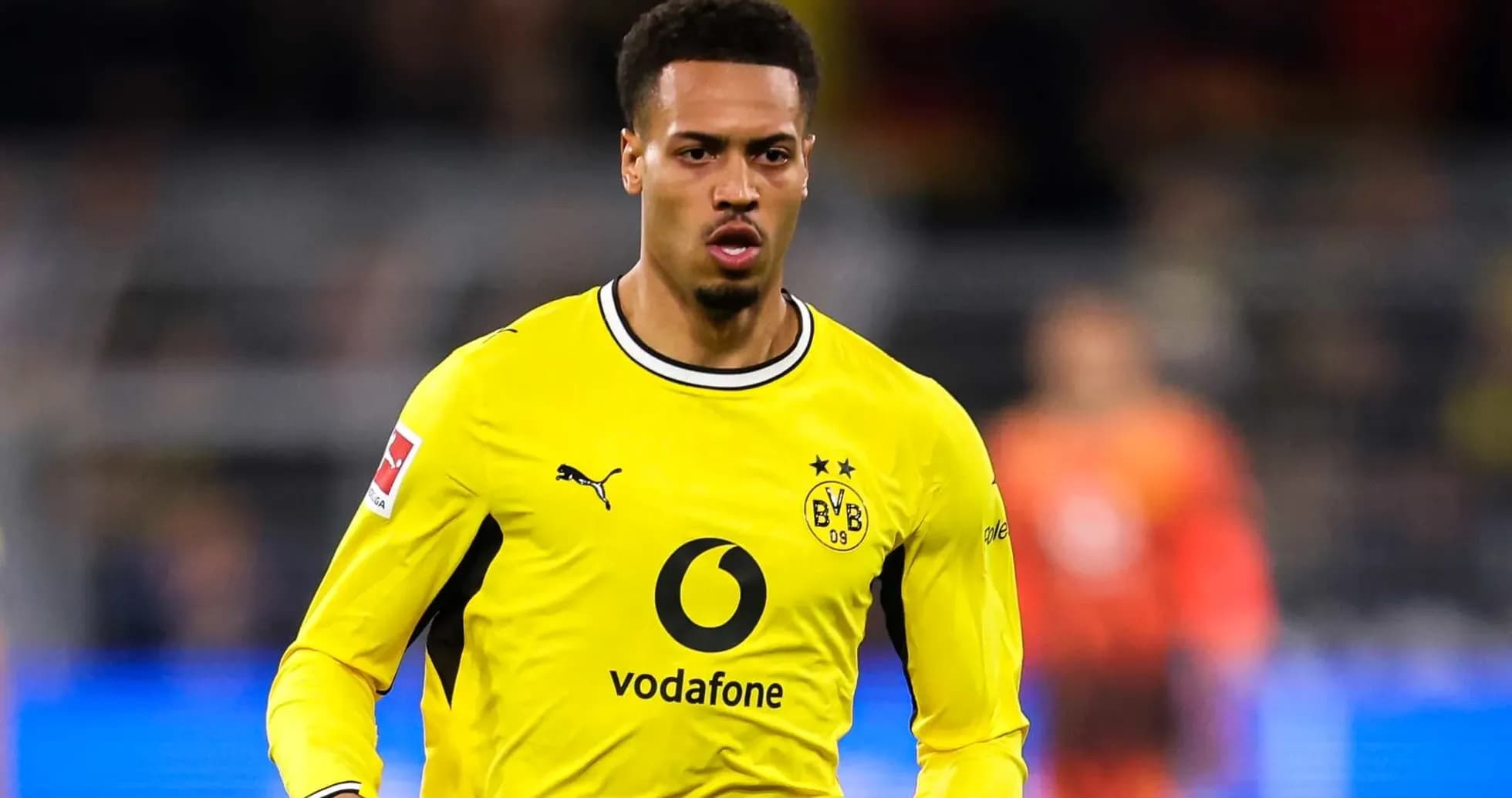 Joueur de Borussia Dortmund en maillot jaune sur le terrain Joueur de Borussia Dortmund en maillot jaune sur le terrain