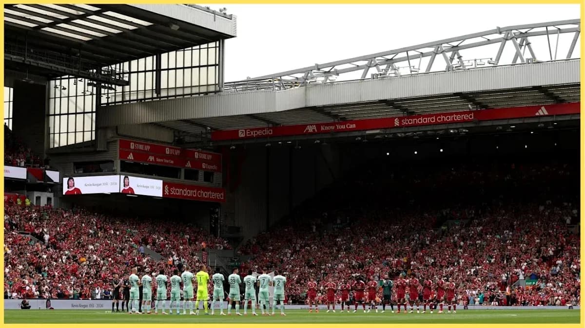 Les équipes rendent hommage avant le match à Anfield Les équipes rendent hommage avant le match à Anfield