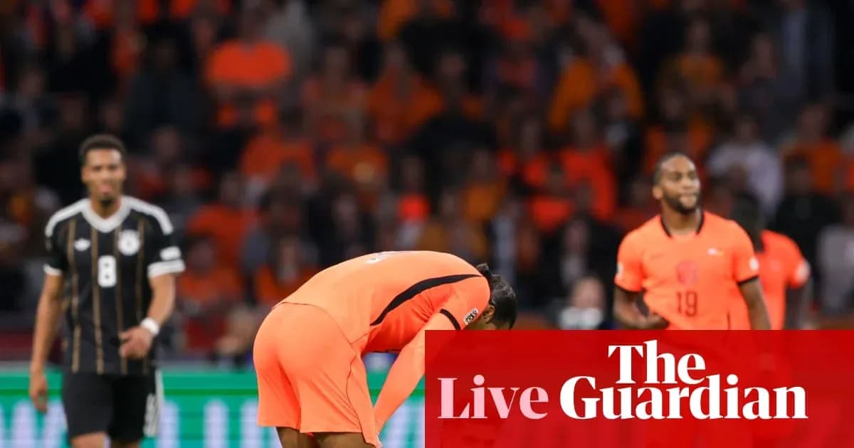 Joueur néerlandais se penchant sur le terrain de jeu Joueur néerlandais se penchant sur le terrain de jeu