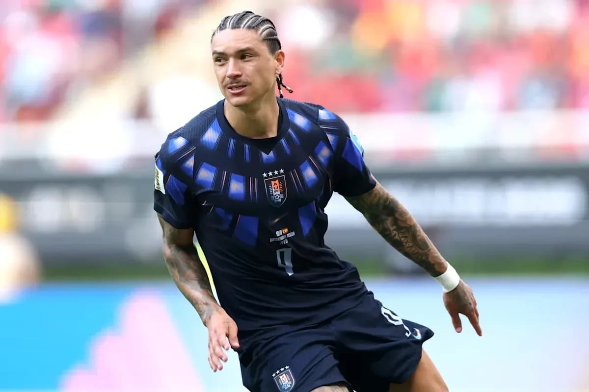 Joueur en action sur le terrain de football Joueur en action sur le terrain de football