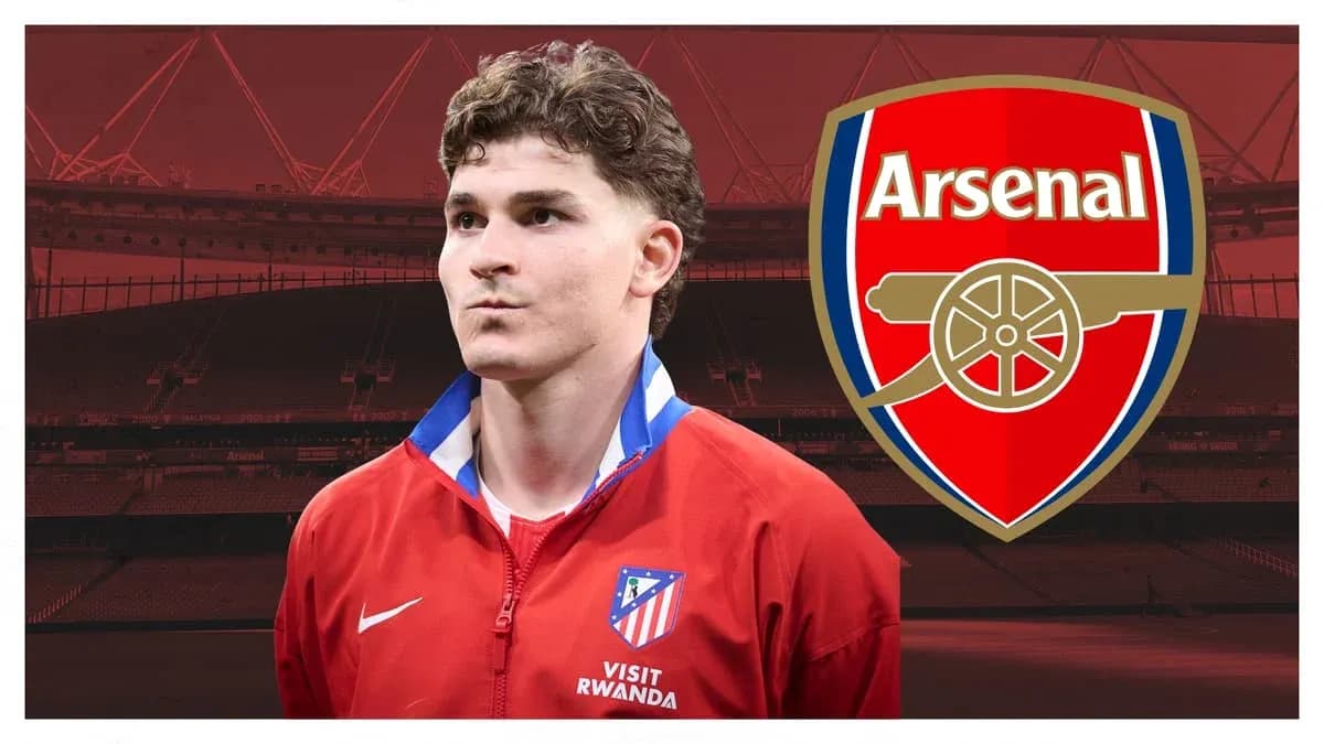 Joueur d'Atlético Madrid devant le logo d'Arsenal Joueur d'Atlético Madrid devant le logo d'Arsenal