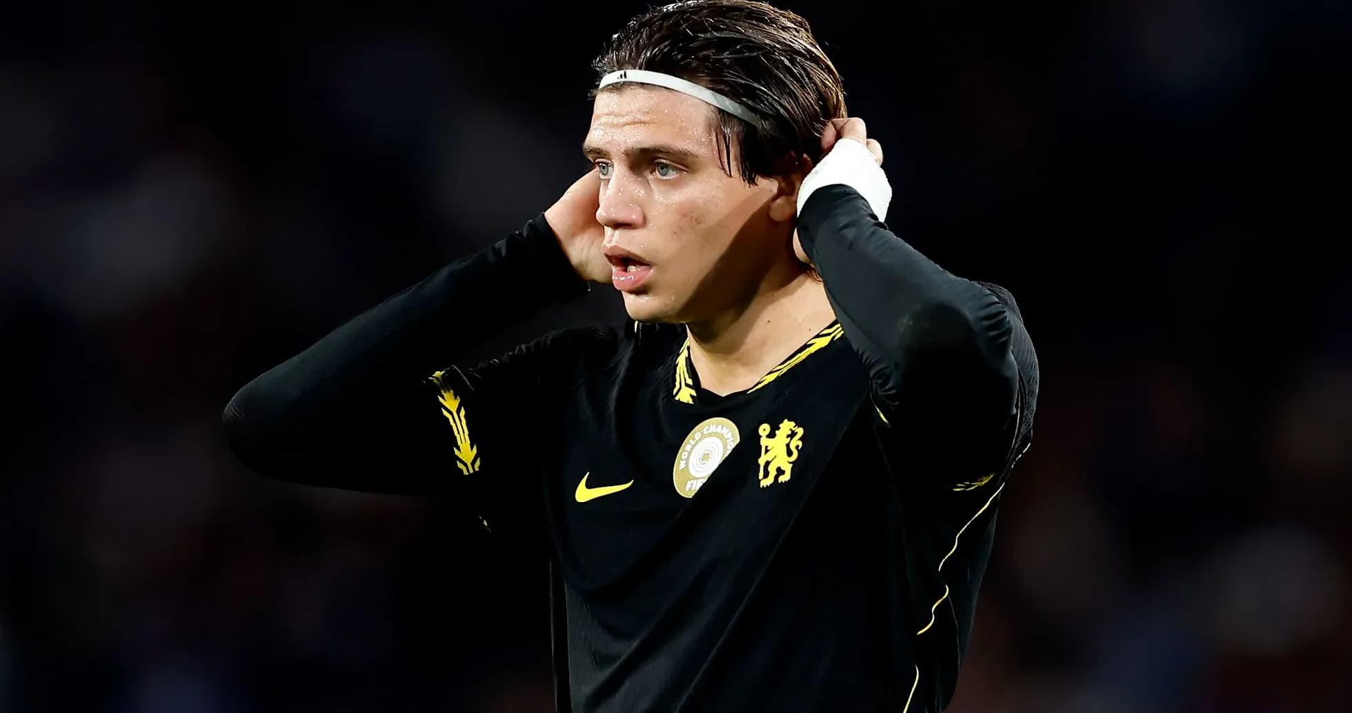 Joueur de football avec les mains sur la tête Joueur de football avec les mains sur la tête