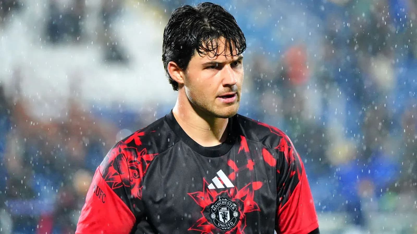 Gardien de but sous la pluie, portant un maillot de Manchester United Gardien de but sous la pluie, portant un maillot de Manchester United