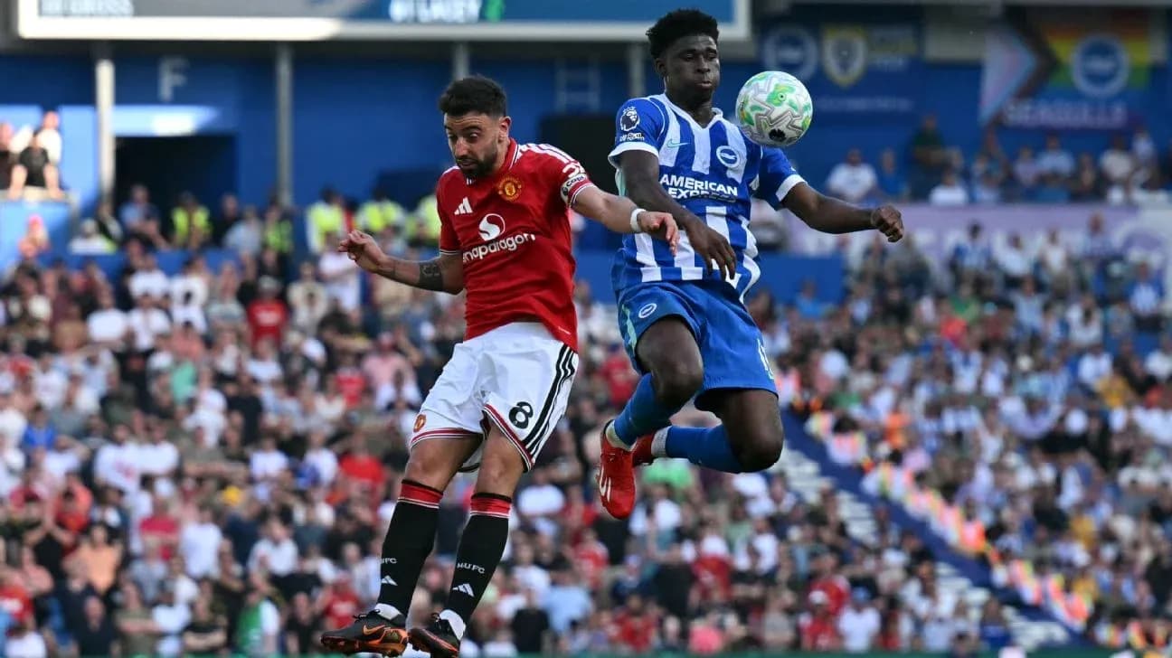 Joueur de Manchester United et joueur de Brighton en action Joueur de Manchester United et joueur de Brighton en action