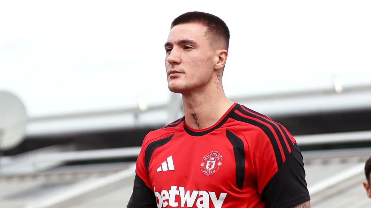 Joueur de Manchester United portant un maillot rouge Joueur de Manchester United portant un maillot rouge
