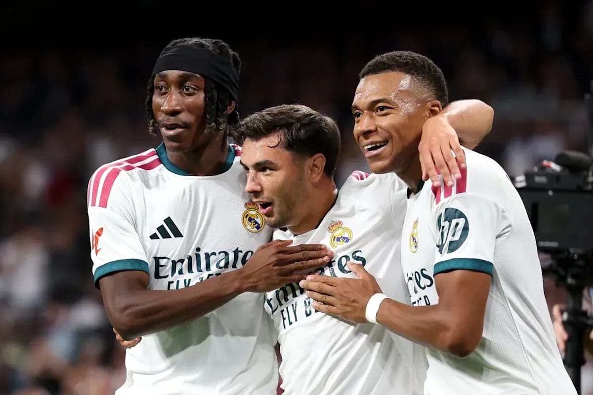 Joueurs du Real Madrid célébrant un but ensemble Joueurs du Real Madrid célébrant un but ensemble