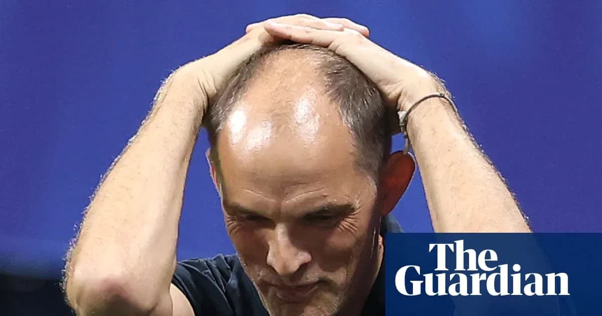 Entraîneur se tenant la tête après un match Entraîneur se tenant la tête après un match