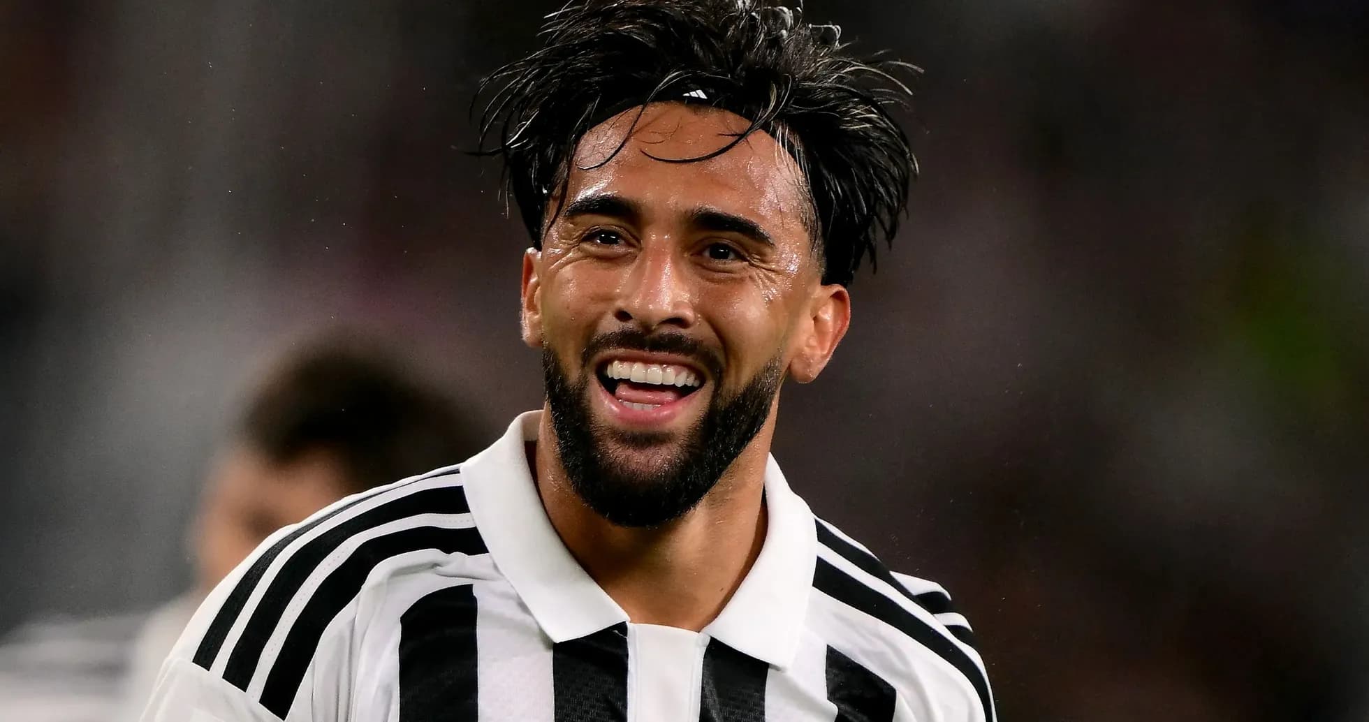Joueur de la Juventus souriant sur le terrain Joueur de la Juventus souriant sur le terrain