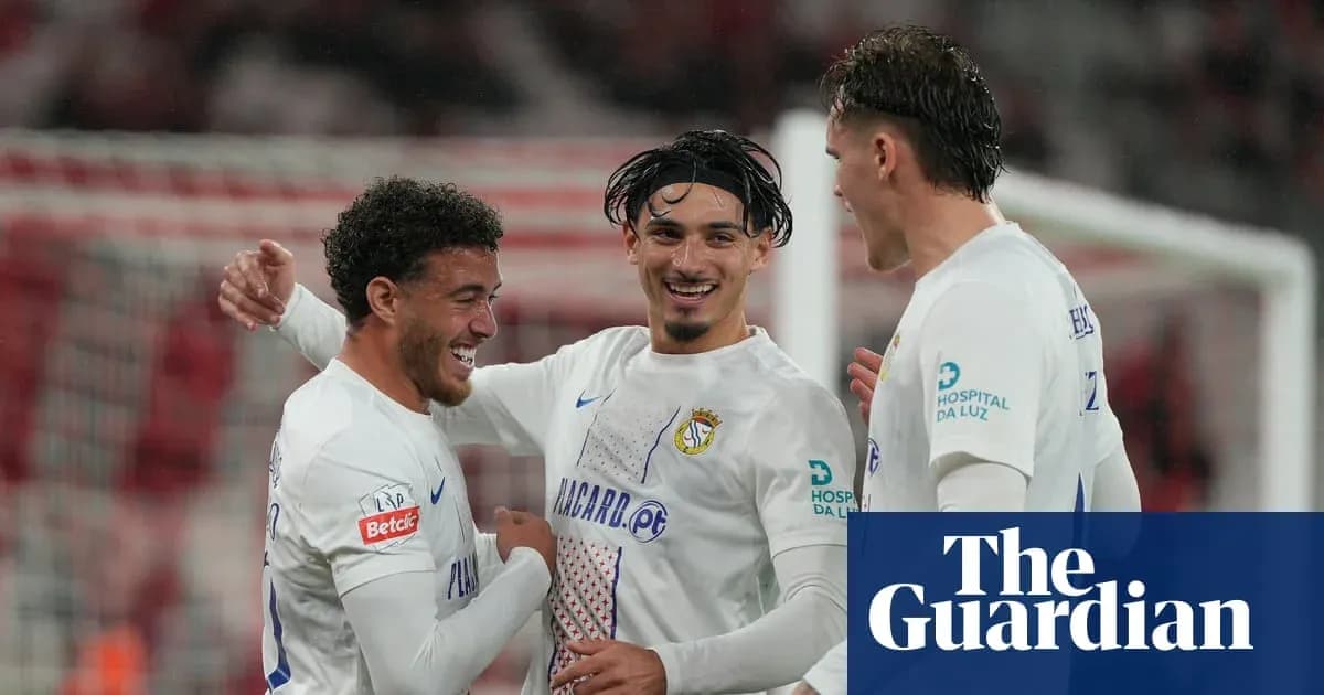 Joueurs célébrant un but ensemble sur le terrain Joueurs célébrant un but ensemble sur le terrain