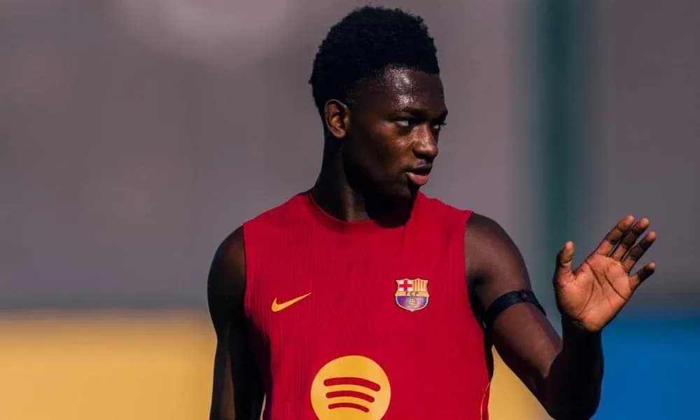 Joueur de Barcelone en entraînement levant la main Joueur de Barcelone en entraînement levant la main