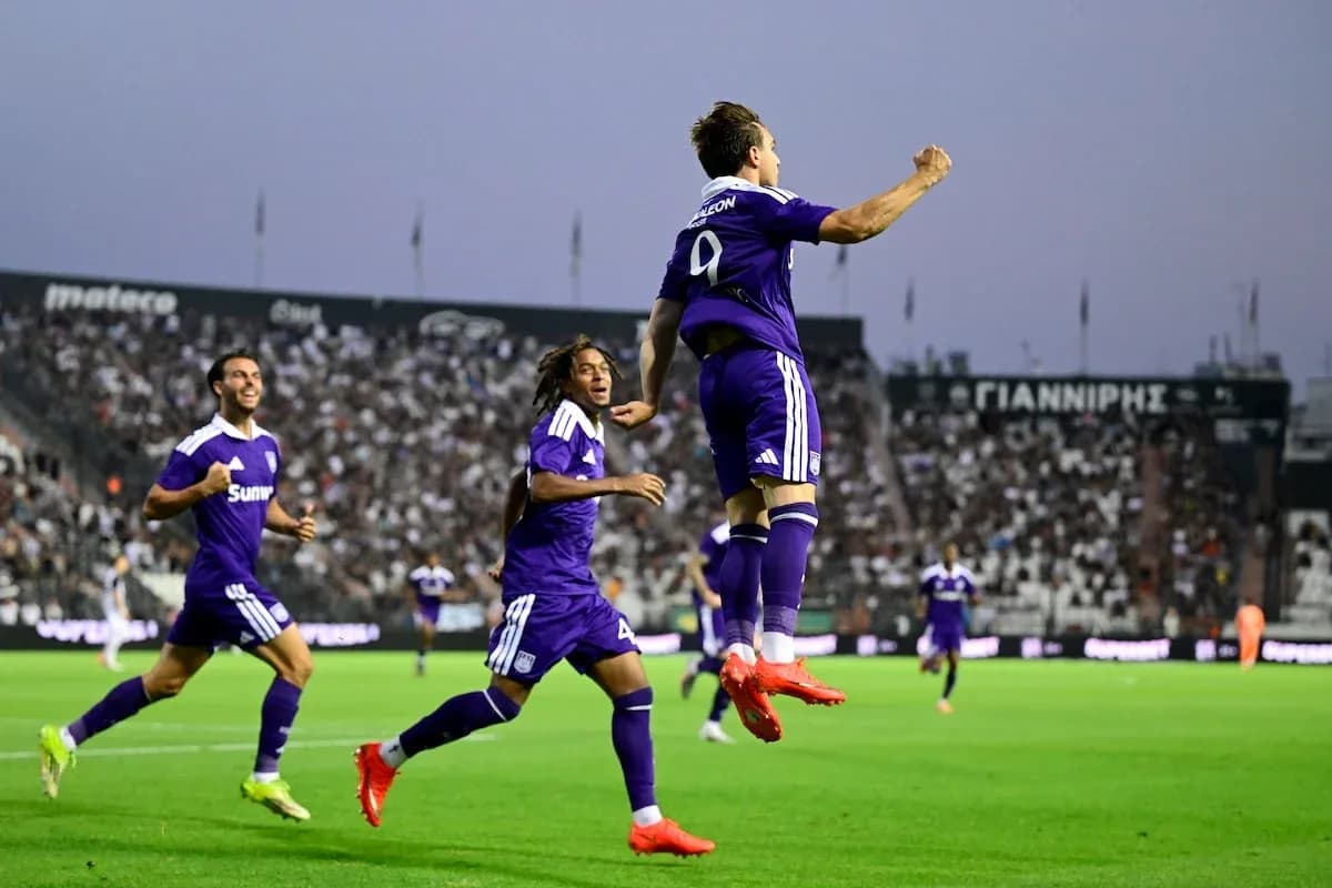Joueurs d'Anderlecht célébrant un but Joueurs d'Anderlecht célébrant un but