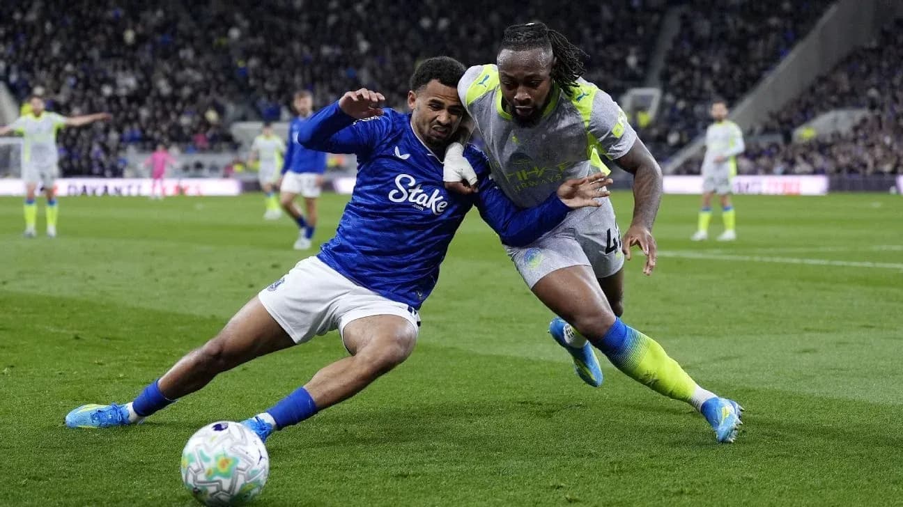 Deux joueurs se disputant le ballon sur le terrain Deux joueurs se disputant le ballon sur le terrain