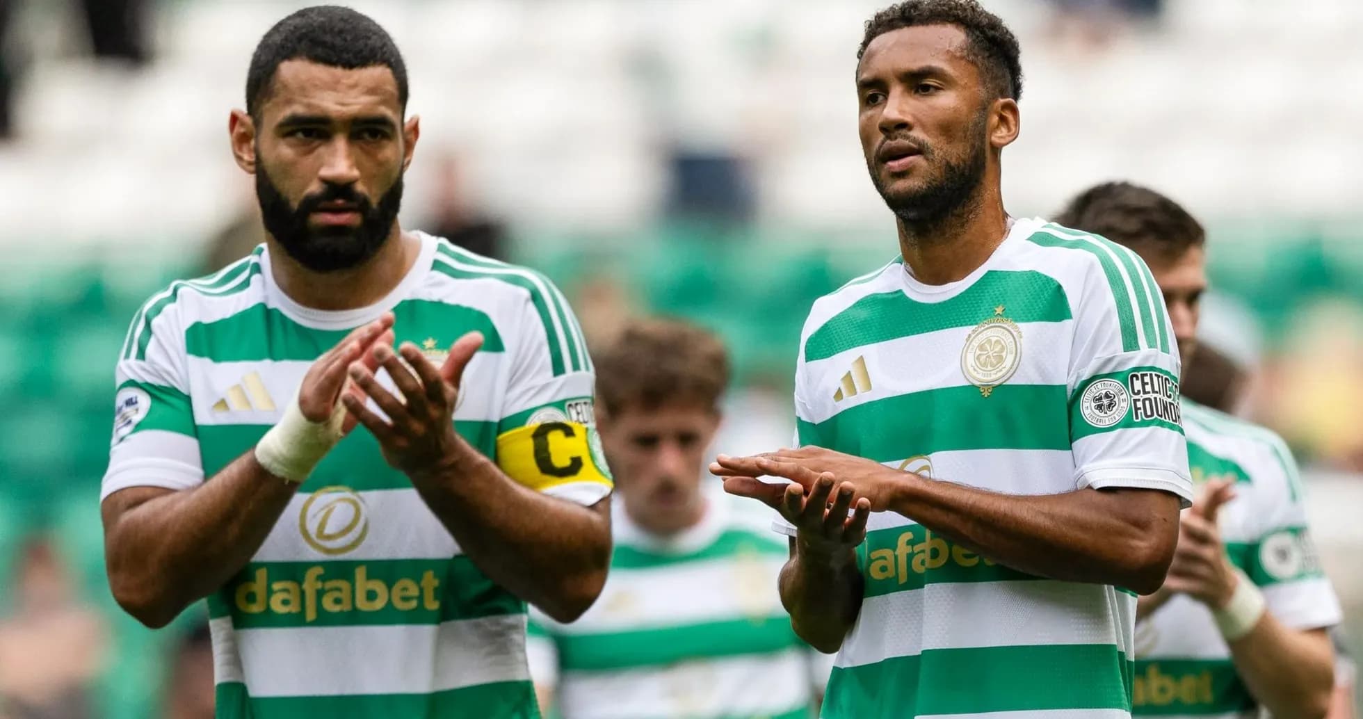 Deux joueurs de Celtic applaudissant Deux joueurs de Celtic applaudissant