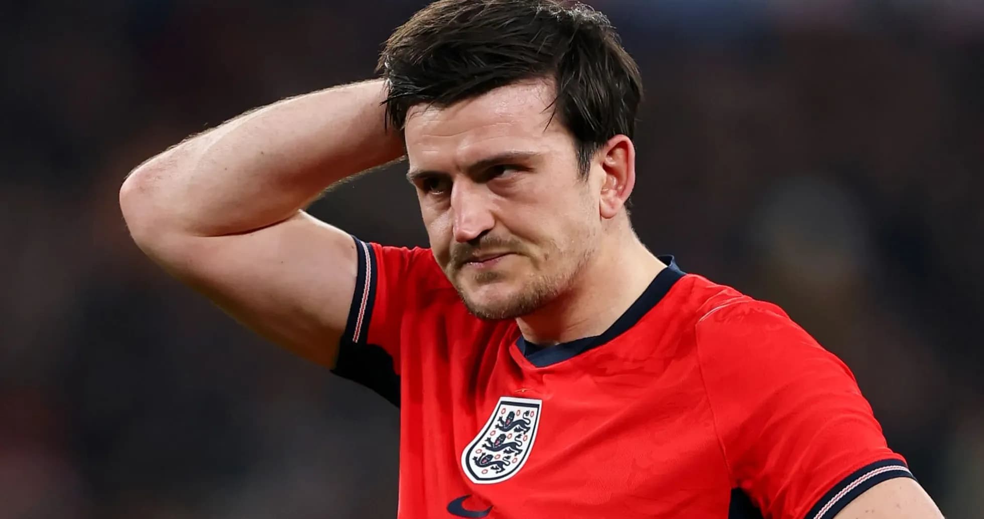 Joueur de l'Angleterre en maillot rouge, pensif Joueur de l'Angleterre en maillot rouge, pensif