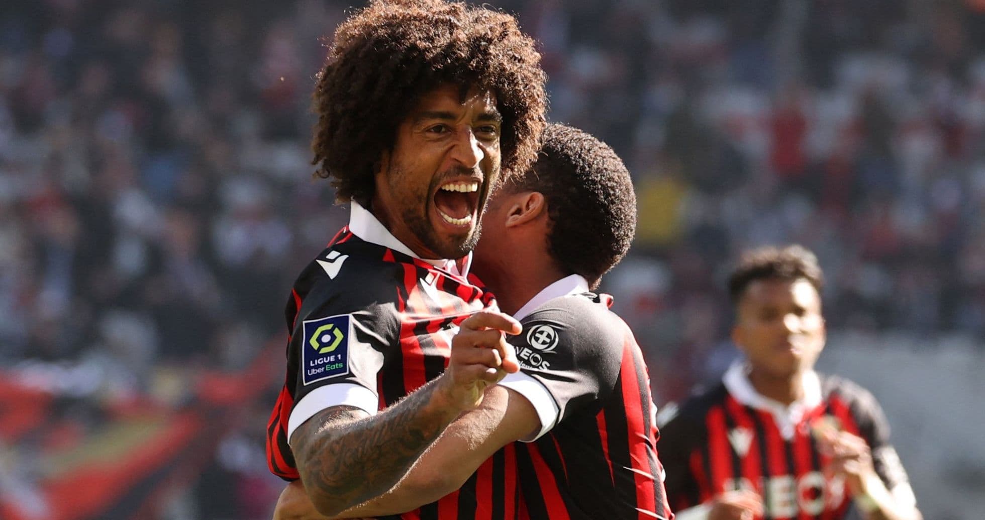 Joueurs de Nice célébrant un but ensemble Joueurs de Nice célébrant un but ensemble