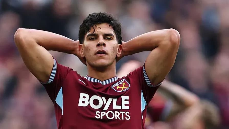Joueur de West Ham avec les bras derrière la tête Joueur de West Ham avec les bras derrière la tête