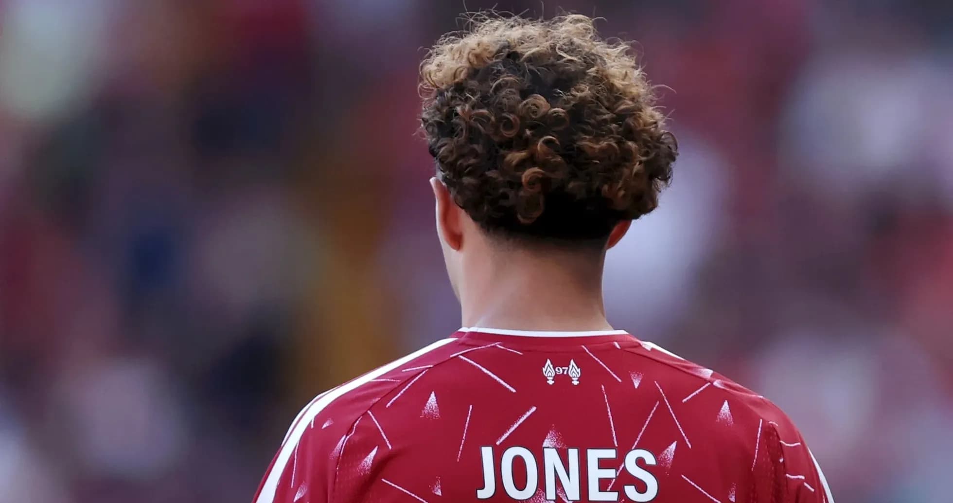 Joueur portant le maillot rouge avec le nom Jones Joueur portant le maillot rouge avec le nom Jones