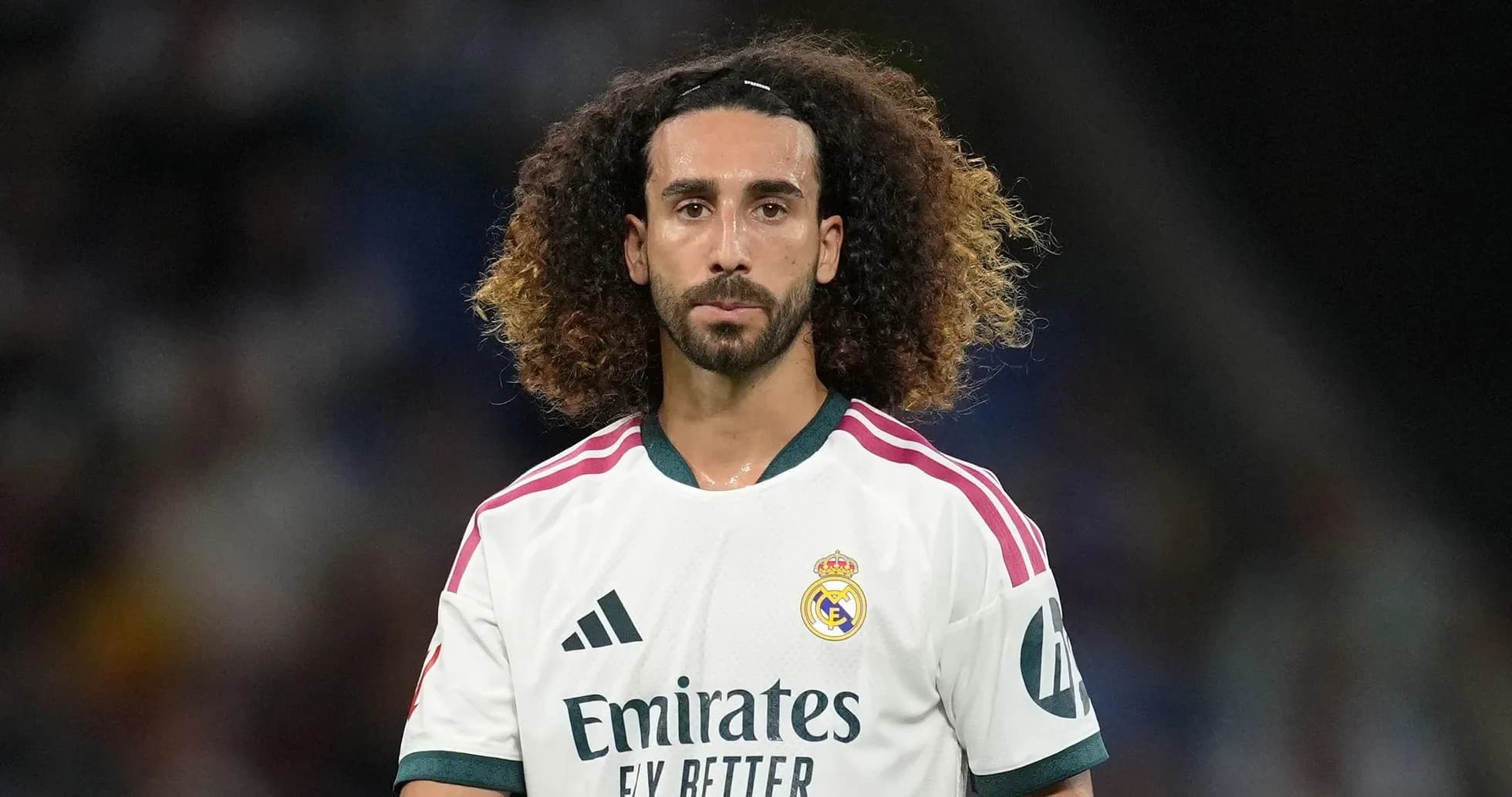 Joueur de football en tenue du Real Madrid sur le terrain Joueur de football en tenue du Real Madrid sur le terrain