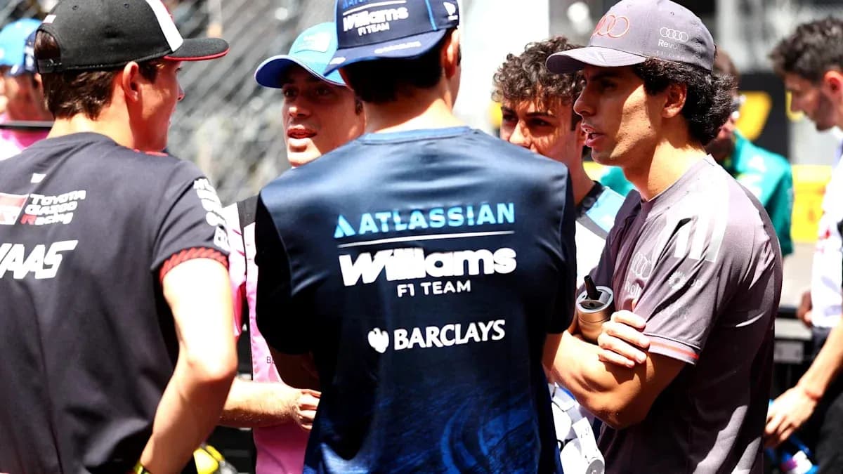 Pilotes discutant avant une course de Formule 1 Pilotes discutant avant une course de Formule 1