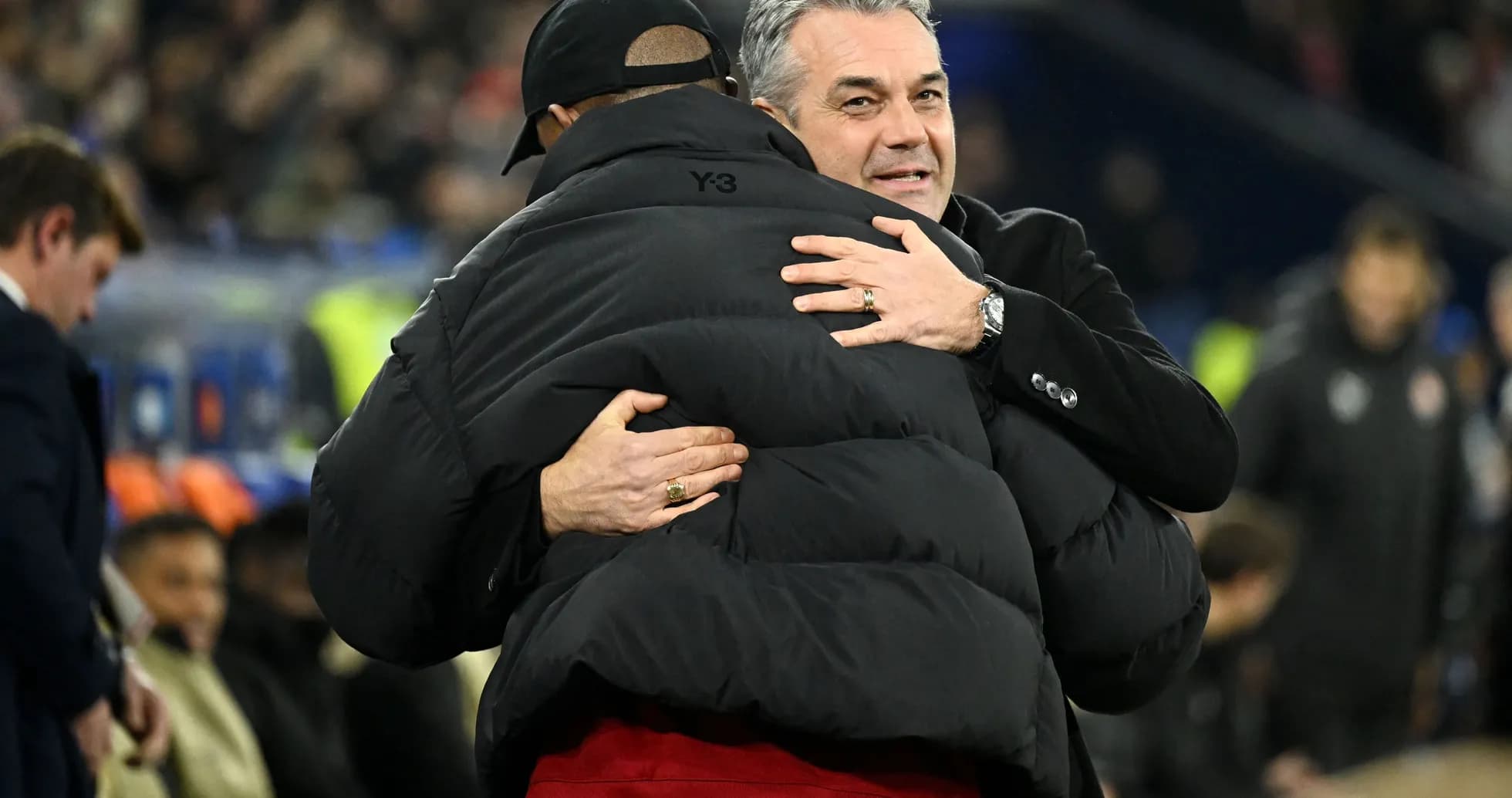 Deux entraîneurs se serrant dans les bras sur le terrain Deux entraîneurs se serrant dans les bras sur le terrain