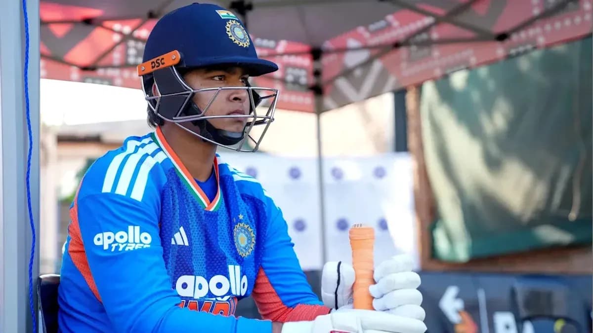 Joueur de cricket en tenue, attendant sur le banc Joueur de cricket en tenue, attendant sur le banc