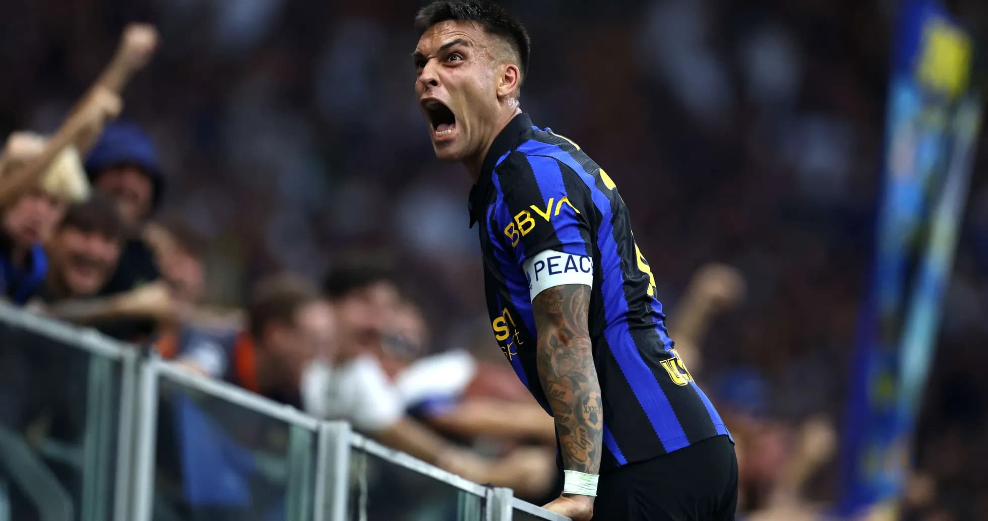 Joueur d'Inter célébrant un but devant les fans Joueur d'Inter célébrant un but devant les fans