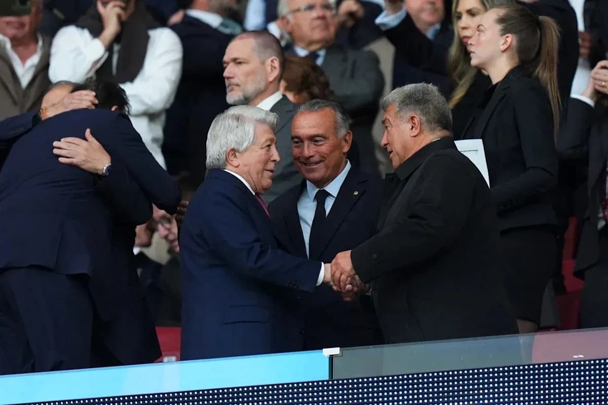 Trois hommes se serrant la main en tribune Trois hommes se serrant la main en tribune