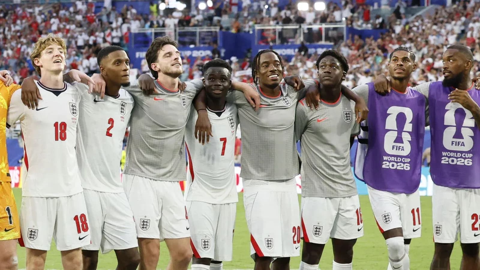 Joueurs anglais célébrant après un match de football Joueurs anglais célébrant après un match de football