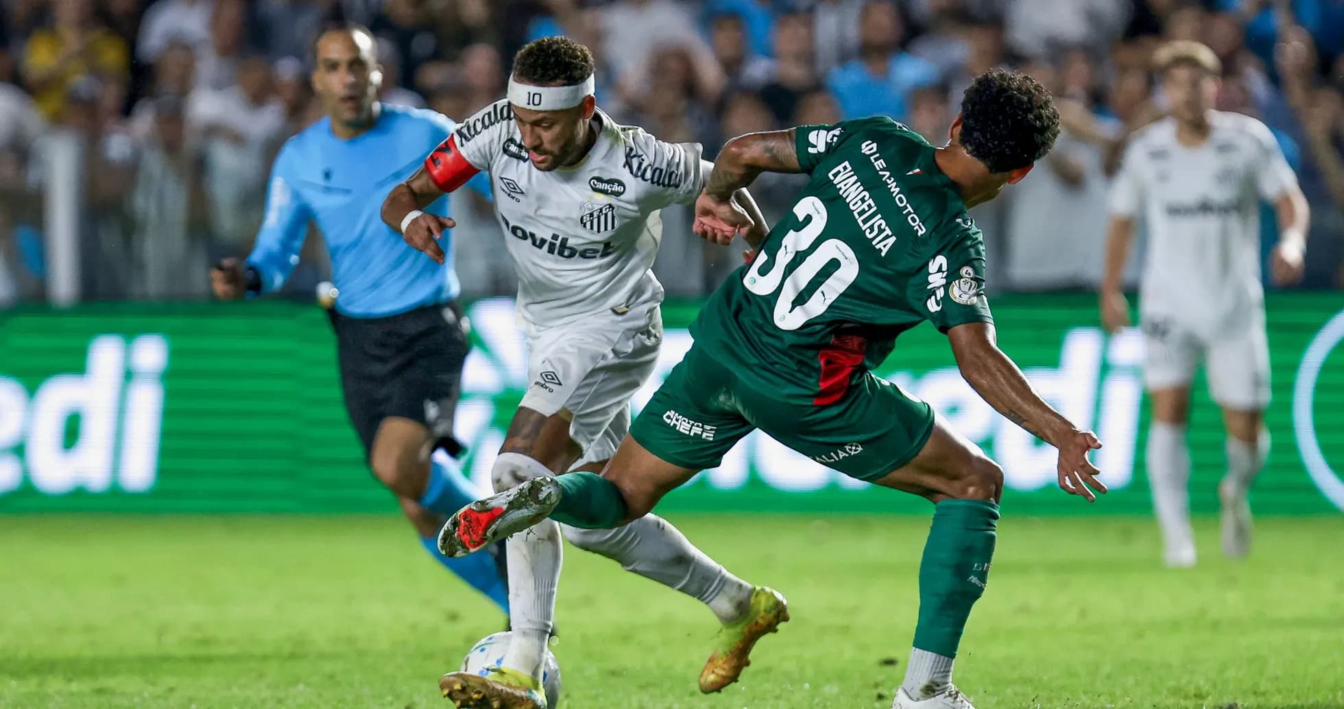 Joueur dribblant avec adversaire lors d'un match Joueur dribblant avec adversaire lors d'un match