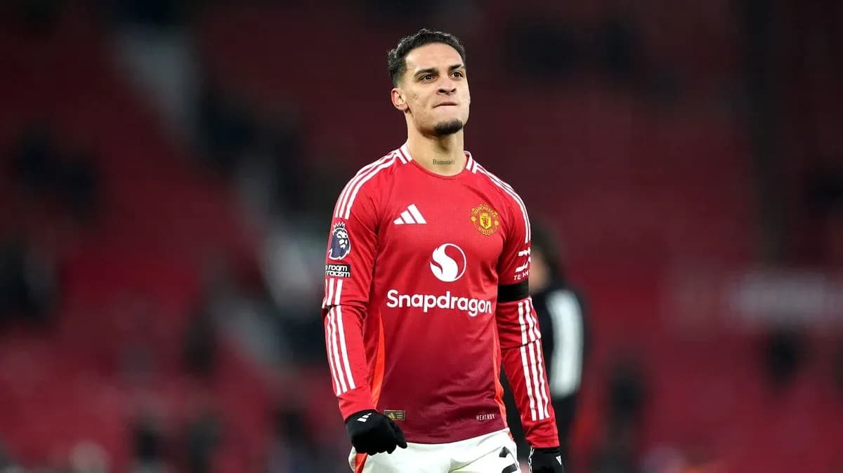 Joueur de Manchester United en maillot rouge sur le terrain Joueur de Manchester United en maillot rouge sur le terrain