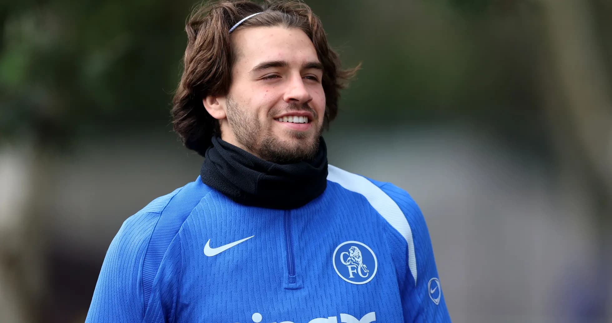 Joueur en training avec un maillot bleu et écharpe Joueur en training avec un maillot bleu et écharpe