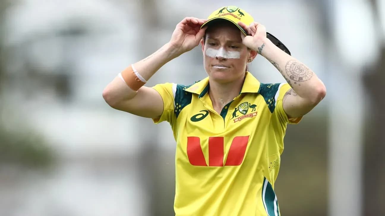 Joueuse australienne ajustant sa casquette sur le terrain Joueuse australienne ajustant sa casquette sur le terrain