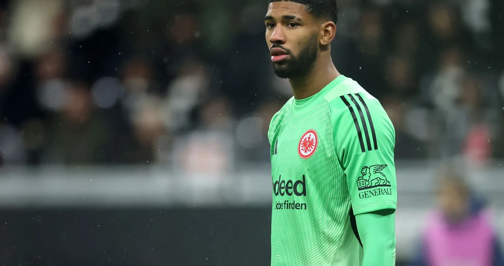 Gardien de but d'Eintracht Frankfurt sur le terrain Gardien de but d'Eintracht Frankfurt sur le terrain