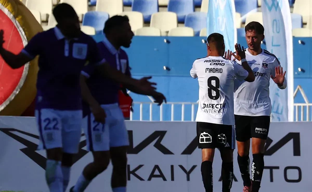 Joueurs de Colo Colo célébrant un but Joueurs de Colo Colo célébrant un but