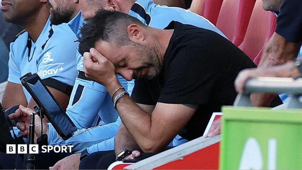 Entraîneur préoccupé sur le banc de touche Entraîneur préoccupé sur le banc de touche